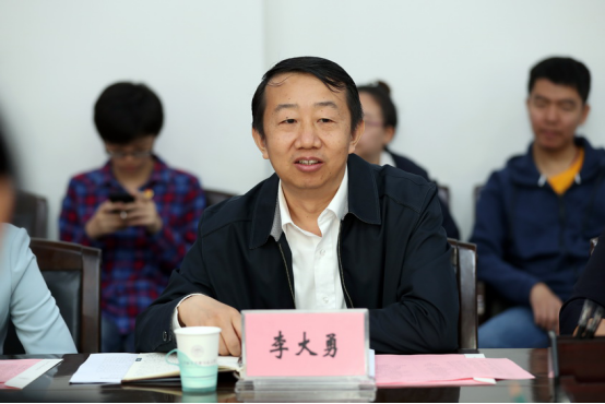 校党委书记李大勇老师肯定了各位学生代表对学校做出的贡献,并从五四